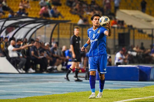 Iraq s Al-Quwa Al-Jawiya (Air Force)?? Iran s Sepahan - AFC Champions League in Erbil, Iraq - 18 Sep 2023 Jawiya s player 8 Ibrahim Bayesh plays a throw-in during the first round of the AFC Champions League group stage matches between Iraq s Al-Quwa Al-Jawiya (Air Force) and Iran s Sepahan in Franso Hariri stadium in Erbil city, the capital of Iraq s northern autonomous Kurdistan region. Final score 2-2 Erbil Iraq Copyright: xIsmaelxAdnanx xSOPAxImagesx aÌ?Â?ÂIADNAN_01206