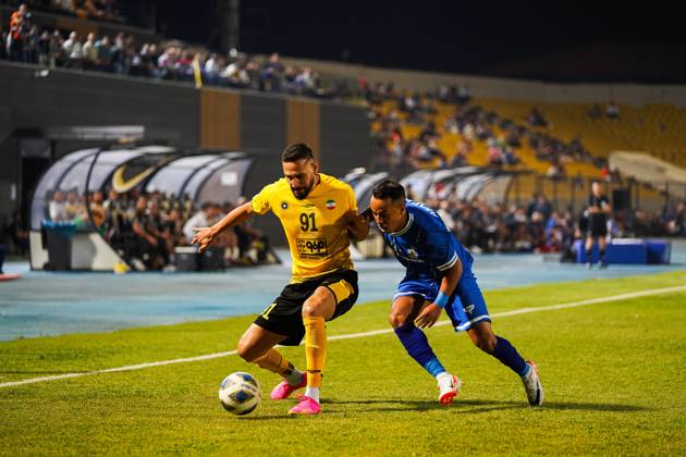 Iraq s Al-Quwa Al-Jawiya (Air Force)?? Iran s Sepahan - AFC Champions League in Erbil, Iraq - 18 Sep 2023 Sepahan s player 91Nilson Barbosa (L) and Jawiya s player 77 Ahmed Al-sarori (R) compete for the ball during the first round of the AFC Champions League group stage matches between Iraq s Al-Quwa Al-Jawiya (Air Force) and Iran s Sepahan in Franso Hariri stadium in Erbil city, the capital of Iraq s northern autonomous Kurdistan region. Final score 2-2 Erbil Iraq Copyright: xIsmaelxAdnanx xSOPAxImagesx aÌ?Â?ÂIADNAN_01205