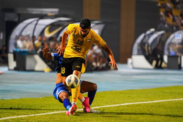 Iraq s Al-Quwa Al-Jawiya (Air Force)?? Iran s Sepahan - AFC Champions League in Erbil, Iraq - 18 Sep 2023 Jawiya s player 77 Ahmed Al-sarori (L) and Sepahan s player 18 Milad Zakipour (R) compete for the ball during the first round of the AFC Champions League group stage matches between Iraq s Al-Quwa Al-Jawiya (Air Force) and Iran s Sepahan in Franso Hariri stadium in Erbil city, the capital of Iraq s northern autonomous Kurdistan region. Final score 2-2 Erbil Iraq Copyright: xIsmaelxAdnanx xSOPAxImagesx aÌ?Â?ÂIADNAN_01211