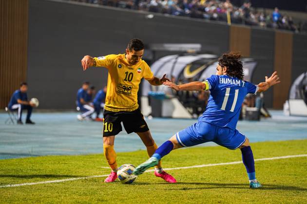 Iraq s Al-Quwa Al-Jawiya (Air Force)?? Iran s Sepahan - AFC Champions League in Erbil, Iraq - 18 Sep 2023 Jawiya s player 11 Humam Tareq (R) and Sepahan s player 10 Farshad Ahmadzadeh (L) compete for the ball during the first round of the AFC Champions League group stage matches between Iraq s Al-Quwa Al-Jawiya (Air Force) and Iran s Sepahan in Franso Hariri stadium in Erbil city, the capital of Iraq s northern autonomous Kurdistan region. Final score 2-2 Erbil Iraq Copyright: xIsmaelxAdnanx xSOPAxImagesx aÌ?Â?ÂIADNAN_01220