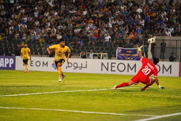 Iraq s Al-Quwa Al-Jawiya (Air Force)?? Iran s Sepahan - AFC Champions League in Erbil, Iraq - 18 Sep 2023 Sepahan s player 66 Mohammad Ghorbani score a second goal during the first round of the AFC Champions League group stage matches between Iraq s Al-Quwa Al-Jawiya (Air Force) and Iran s Sepahan in Franso Hariri stadium in Erbil city, the capital of Iraq s northern autonomous Kurdistan region. Final score 2-2 Erbil Iraq Copyright: xIsmaelxAdnanx xSOPAxImagesx aÌ?Â?ÂIADNAN_01221
