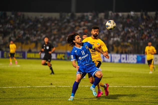 Iraq s Al-Quwa Al-Jawiya (Air Force)?? Iran s Sepahan - AFC Champions League in Erbil, Iraq - 18 Sep 2023 Jawiya s player 11 Humam Tareq (L) and Sepahan s player 9 Ramin Rezaeiansemeskandi (R) compete for the ball during the first round of the AFC Champions League group stage matches between Iraq s Al-Quwa Al-Jawiya (Air Force) and Iran s Sepahan in Franso Hariri stadium in Erbil city, the capital of Iraq s northern autonomous Kurdistan region. Final score 2-2 Erbil Iraq Copyright: xIsmaelxAdnanx xSOPAxImagesx aÌ?Â?ÂIADNAN_01224