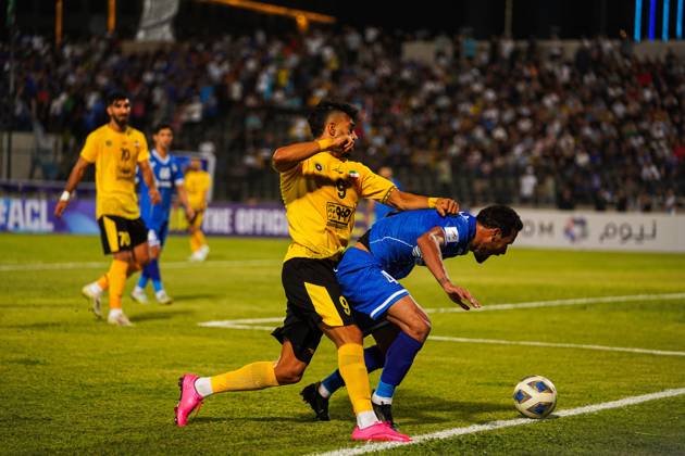 Iraq s Al-Quwa Al-Jawiya (Air Force)?? Iran s Sepahan - AFC Champions League in Erbil, Iraq - 18 Sep 2023 Jawiya s player 48 Ruslan Hanoon (R) and Sepahan s player 9 Ramin Rezaeiansemeskandi (L) compete for the ball during the first round of the AFC Champions League group stage matches between Iraq s Al-Quwa Al-Jawiya (Air Force) and Iran s Sepahan in Franso Hariri stadium in Erbil city, the capital of Iraq s northern autonomous Kurdistan region. Final score 2-2 Erbil Iraq Copyright: xIsmaelxAdnanx xSOPAxImagesx aÌ?Â?ÂIADNAN_01225