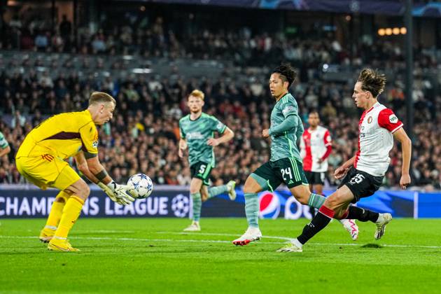 UEFA Champions League: Feyenoord v Celtic Rotterdam - Celtic goalkeeper Joe Hart, Leo Sauer of Feyenoord during the 1st leg of the UEFA Champions League between Feyenoord v Celtic at Stadion Feijenoord De Kuip on 19 September 2023 in Rotterdam, The Netherlands. Copyright: xTomxBodex