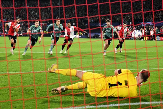 ROTTERDAM - Igor Paixao of Feyenoord (out of frame) misses a penalty during the UEFA Champions League match between Feyenoord and Celtic FC at Feyenoord Stadion de Kuip on September 19, 2023 in Rotterdam, Netherlands. ANP OLAF KRAAK Group E - UEFA Champions League 2023 2024 xVIxANPxSportx xxANPxIVx 478728744 originalFilename: 478728744.jpg