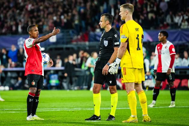 UEFA Champions League: Feyenoord v Celtic Rotterdam - Igor Paixao of Feyenoord, Joe Hart of Celtic during the 1st leg of the UEFA Champions League between Feyenoord v Celtic at Stadion Feijenoord De Kuip on 19 September 2023 in Rotterdam, The Netherlands. Copyright: xYannickxVerhoevenx