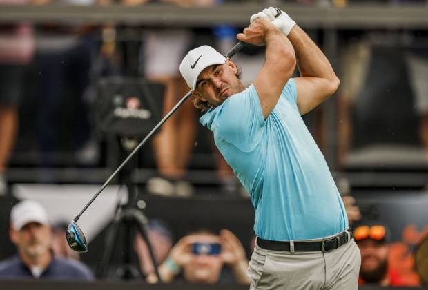 Brooks Koepka of the US hits his tee shot on the eighteenth hole during the first round of the 2023 LIV Golf League tournament at Rich Harvest Farms in Sugar Grove, Illinois, on Friday September 22, 2023. Tournament play runs from September 22nd through the 24th.  SGI20230922812 TANNENxMAURY