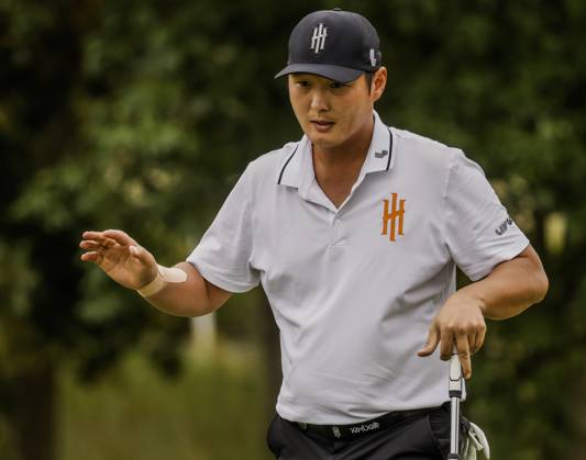 Danny Lee of New Zealand reacts after putting on the fifteenth green during the first round of the 2023 LIV Golf League tournament at Rich Harvest Farms in Sugar Grove, Illinois, on Friday September 22, 2023. Tournament play runs from September 22nd through the 24th.  SGI20230922828 TANNENxMAURY
