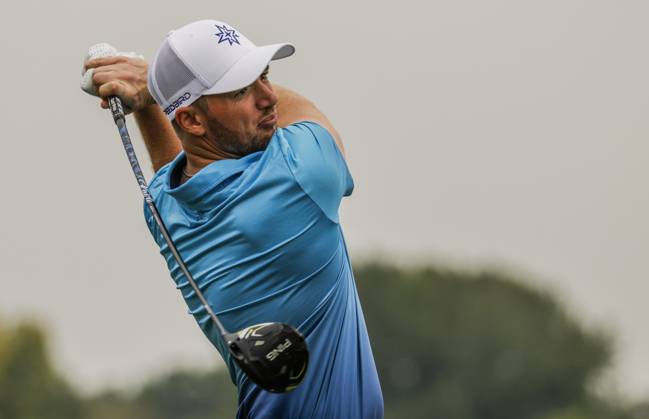 Sam Horsfield of England hits his tee shot on the sixteenth hole during the first round of the 2023 LIV Golf League tournament at Rich Harvest Farms in Sugar Grove, Illinois, on Friday September 22, 2023. Tournament play runs from September 22nd through the 24th.  SGI20230922830 TANNENxMAURY