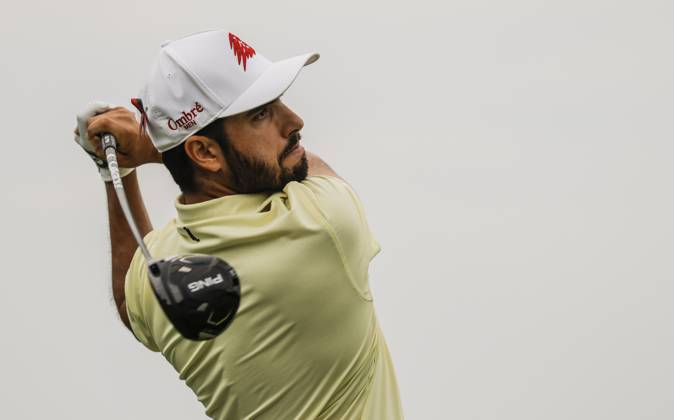Abraham Ancer of Mexico hits his tee shot on the sixteenth hole during the first round of the 2023 LIV Golf League tournament at Rich Harvest Farms in Sugar Grove, Illinois, on Friday September 22, 2023. Tournament play runs from September 22nd through the 24th.  SGI20230922820 TANNENxMAURY