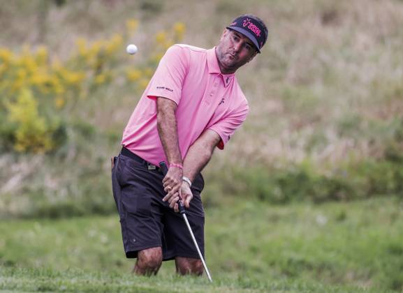 Bubba Watson of the US chips onto the fifteenth green during the first round of the 2023 LIV Golf League tournament at Rich Harvest Farms in Sugar Grove, Illinois, on Friday September 22, 2023. Tournament play runs from September 22nd through the 24th.  SGI20230922836 TANNENxMAURY