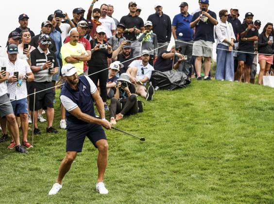 Dustin Johnson of the US chips onto the fifteenth green during the first round of the 2023 LIV Golf League tournament at Rich Harvest Farms in Sugar Grove, Illinois, on Friday September 22, 2023. Tournament play runs from September 22nd through the 24th.  SGI20230922839 TANNENxMAURY