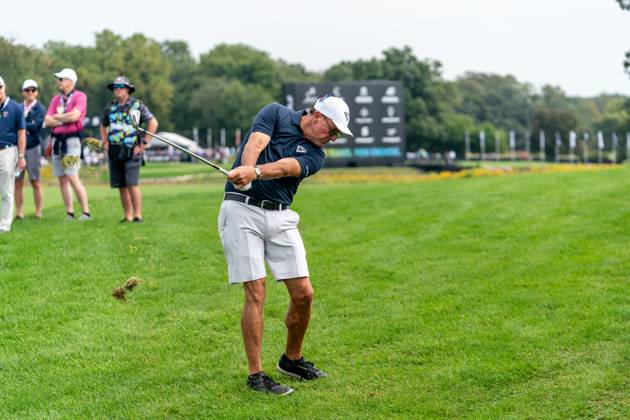 SUGAR GROVE, IL - SEPTEMBER 23: Phil Mickelson chips the ball during the Chicago stop of the LIV Golf tournament on September 22, 2023, at Rich Harvest Farms in Sugar Grove, IL (Photo by Ben Hsu Icon Sportswire) GOLF: SEP 23 LIV Golf Chicago EDITORIAL USE ONLY Icon224230922014