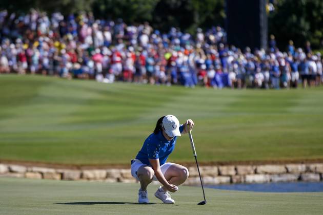 2023 Solheim Cup, Finca Cortesin, Andalucia, Spain 24 9 2023 Leona Maguire lines up a putt Leona Maguire lines up a putt 24 9 2023  Copyright: x INPHO MartinxSirasxLimax _MS09691