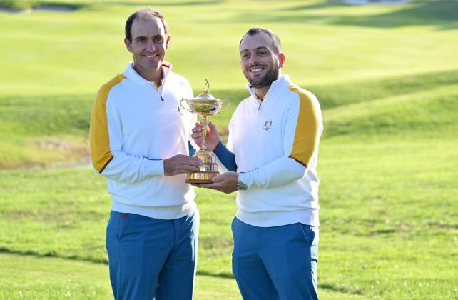 September 26, 2023, ROME, ITALIA: Europe s Italian vice-captains, Edoardo Molinari (R) and Francesco Molinari (L) pose with the trophy during the European team official team photo taken ahead of the 44th Ryder Cup at the Marco Simone Golf Club in Guidonia, near Rome, Italy, 26 September 2023. The 44th Ryder Cup matches between the US and Europe will be held in Italy from 29 September to 01 October 2023. ANSA ETTORE FERRARI 2023 Ryder Cup golf tournament  - ZUMAa110 20230926_zaf_a110_006 Copyright: xEttorexFerrarix