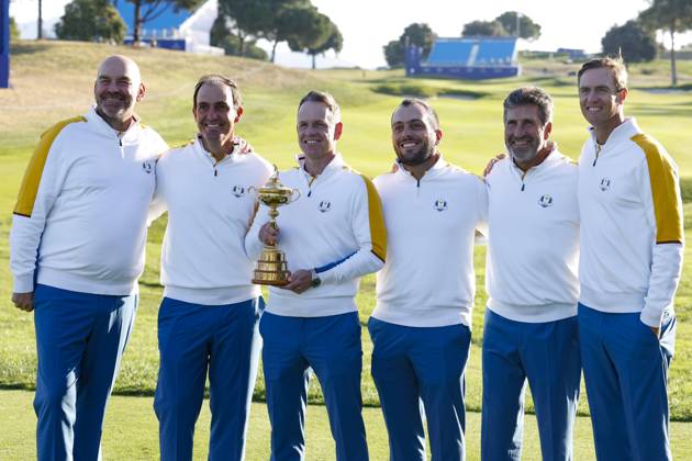 September 26, 2023, ROME, ITALY: (L-R) Europe s Danish vice-captain, Thomas Bjorn, Europe s Italian vice-captain, Edoardo Molinari, Europe s English captain, Luke Donald, Europe s Italian vice-captain, Francesco Molinari, Europe s Spanish vice-captain, Jose Maria Olazabal and Europe s Belgian vice-captain, Nicolas Colsaerts pose with the trophy during the European team official team portraits for the 2023 Ryder Cup golf tournament at Marco Simone Golf Club in Guidonia, near Rome, Italy, 26 September 2023. The 44th Ryder Cup matches between the US and Europe will be held in Italy from 29 September to 01 October 2023..ANSA FABIO FRUSTACI 2023 Ryder Cup golf tournament - ZUMAa110 20230926_zaf_a110_009 Copyright: xFabioxFrustacix