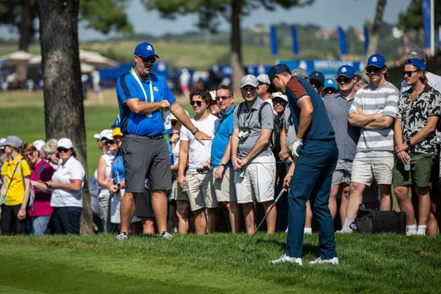 230928 Peter Hanson and Ludvig Aberg of Team Europe at a training session during day 1 of the Ryder Cup on September 28, 2023 in Rome Photo Mathias Bergeld BILDBYRAN code MB MB0734 golf ryder cup träning practice training day 1 bbeng  Copyright: MATHIASxBERGELD BB230928MB005