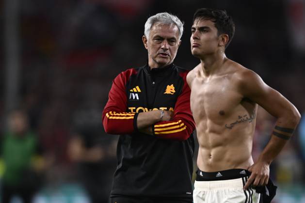 Genoa CFC v AS Roma - Serie A Jose Mourinho, head coach of AS Roma, and Paulo Dybala of AS Roma look dejected at the end of the Serie A football match between Genoa CFC and AS Roma. Genoa Italy Copyright: xNicolòxCampox