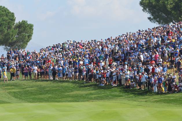 Rome, Italy 29.09.2023: Spectators follow Foursomes Session at RYDER CUP 2023 at Marco Simone Golf & Country Club di Guidonia Montecelio, Roma  Copyright: xMarcoxIacobucci IPAxSportx xipa-x xx IPA_40650524 IPA_IPA40650524