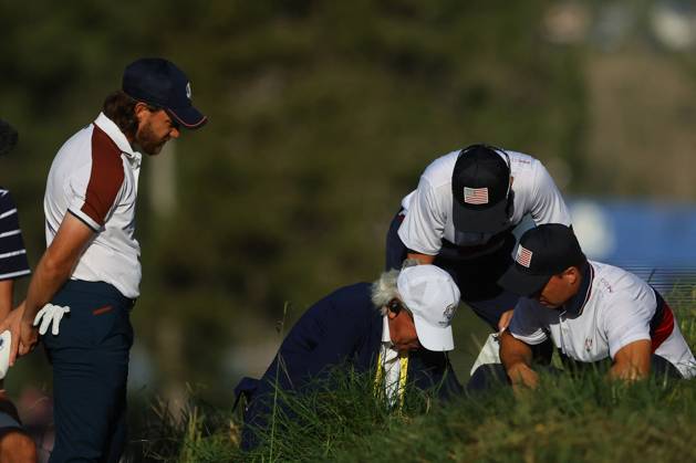 Golf match - Ryder Cup 2023 Rome, Italy 30.09.2023: Missing ball, Justin THOMAS, Jordan SPIETH, Session One - Foursomes at RYDER CUP 2023 at Marco Simone Golf & Country Club di Guidonia Montecelio, Roma Rome Italy  Copyright: xIPAxSport ABACAx BRIPASport20230930_132 IPAxSport ABACAx BRIPASport20230930_132