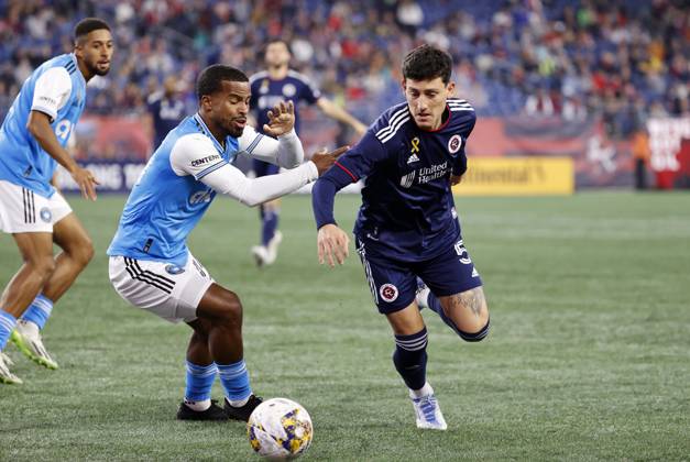 FOXBOROUGH, MA - SEPTEMBER 30: New England Revolution midfielder Tomas Chancalay (5) gets past Charlotte FC defender Nathan Byrne (14) during a match between the New England Revolution and Charlotte FC on September 30, 2023 at Gillette Stadium in Foxborough, Massachusetts. (Photo by Fred Kfoury III Icon Sportswire) SOCCER: SEP 30 MLS, Fussball Herren, USA - New England Revolution vs Charlotte FC EDITORIAL USE ONLY Icon482230930001