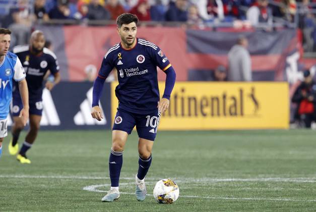 FOXBOROUGH, MA - SEPTEMBER 30: New England Revolution forward Carles Gil (10) looks wide during a match between the New England Revolution and Charlotte FC on September 30, 2023 at Gillette Stadium in Foxborough, Massachusetts. (Photo by Fred Kfoury III Icon Sportswire) SOCCER: SEP 30 MLS, Fussball Herren, USA - New England Revolution vs Charlotte FC EDITORIAL USE ONLY Icon482230930025