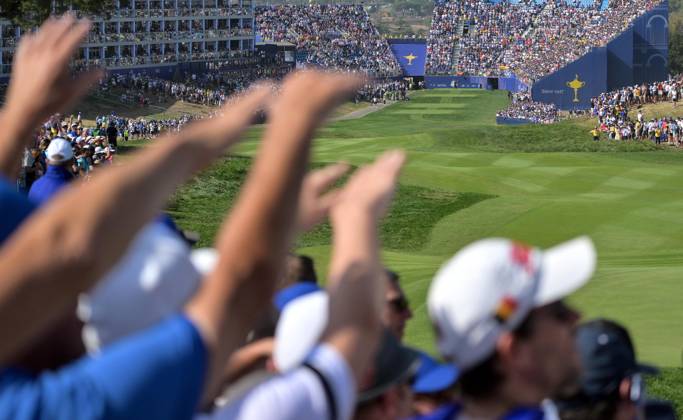 October 1, 2023, Rome: Spectators attend the Single matches on the last day of the 2023 Ryder Cup golf tournament at Marco Simone Golf Club in Guidonia, near Rome, Italy, 1st October 2023. The 44th Ryder Cup matches between the US and Europe will be held in Italy from 29 September to 01 October 2023. ANSA ETTORE FERRARI 2023 Ryder Cup golf tournament - Single matches  - ZUMAa110 20231001_zaf_a110_001 Copyright: xEttrorexFerrarix