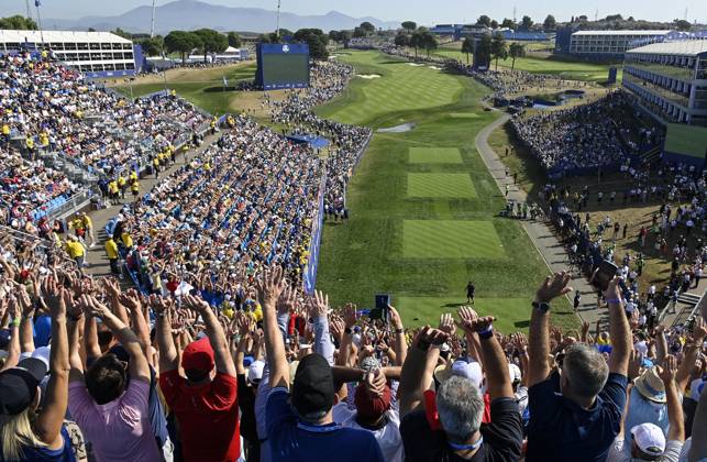 October 1, 2023, Rome: Spectators attend the Single matches on the last day of the 2023 Ryder Cup golf tournament at Marco Simone Golf Club in Guidonia, near Rome, Italy, 1st October 2023. The 44th Ryder Cup matches between the US and Europe will be held in Italy from 29 September to 01 October 2023. ANSA RICCARDO ANTIMIANI 2023 Ryder Cup golf tournament - Single matches  - ZUMAa110 20231001_zaf_a110_003 Copyright: xRiccardoxAntimianix