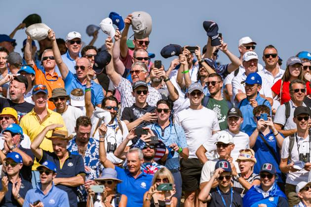 231001 Spectators wave their caps as Patrick Cantlay not pictured of Team USA is on the first tee in a singles match during day three of the Ryder Cup on October 1, 2023 in Rome Photo Mathias Bergeld BILDBYRAN kod MB MB0738 golf ryder cup day 3 bbeng  Copyright: MATHIASxBERGELD BB231001MB023