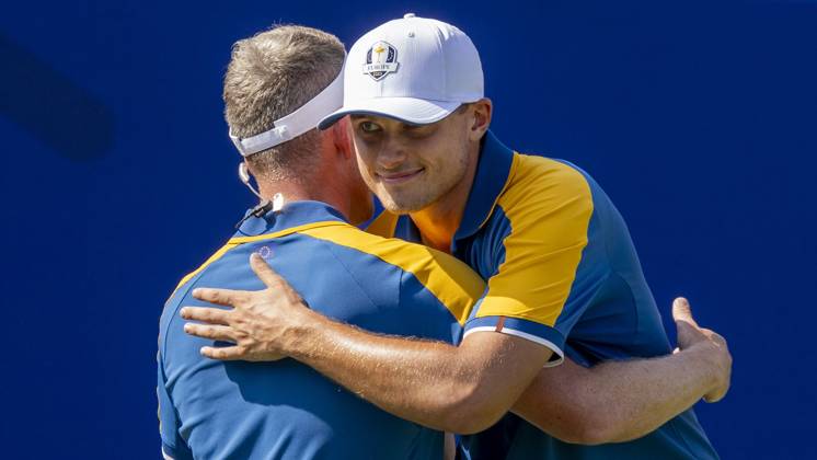 ROM 2023 10 01 Day 3 Singles Matches Ludvig Aberg Sweden met Brooks Koepka in his singles match Here he gets a good luck hug from Luke Donald captain for Europe Photo Christer Höglund TT code 40750 Rome Italy GOLF x40750x  Copyright: xChristerxHöglund TTx RYDER CUP 2023