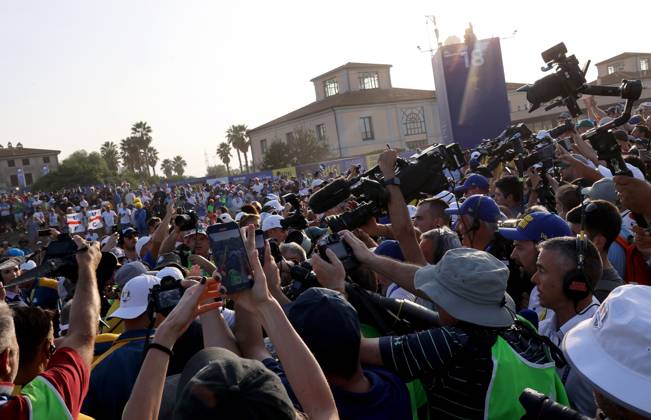 GOLF - Ryder Cup 2023 ROME,ITALY,01.OCT.23 - GOLF - Ryder Cup, Marco Simone Golf and Country Club. Image shows camerateams and Sepp Straka (AUT EUR). GEPAxpictures xHansxOberlaender