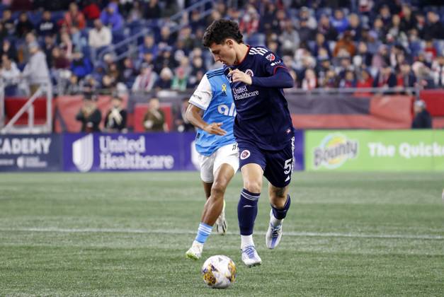 FOXBOROUGH, MA - SEPTEMBER 30: New England Revolution midfielder Tomas Chancalay (5) runs onto the ball during a match between the New England Revolution and Charlotte FC on September 30, 2023 at Gillette Stadium in Foxborough, Massachusetts. (Photo by Fred Kfoury III Icon Sportswire) SOCCER: SEP 30 MLS, Fussball Herren, USA - New England Revolution vs Charlotte FC EDITORIAL USE ONLY Icon482230930048