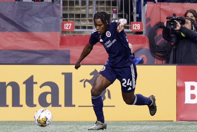FOXBOROUGH, MA - SEPTEMBER 30: New England Revolution midfielder DeJuan Jones (24) hits a cross during a match between the New England Revolution and Charlotte FC on September 30, 2023 at Gillette Stadium in Foxborough, Massachusetts. (Photo by Fred Kfoury III Icon Sportswire) SOCCER: SEP 30 MLS, Fussball Herren, USA - New England Revolution vs Charlotte FC EDITORIAL USE ONLY Icon482230930063