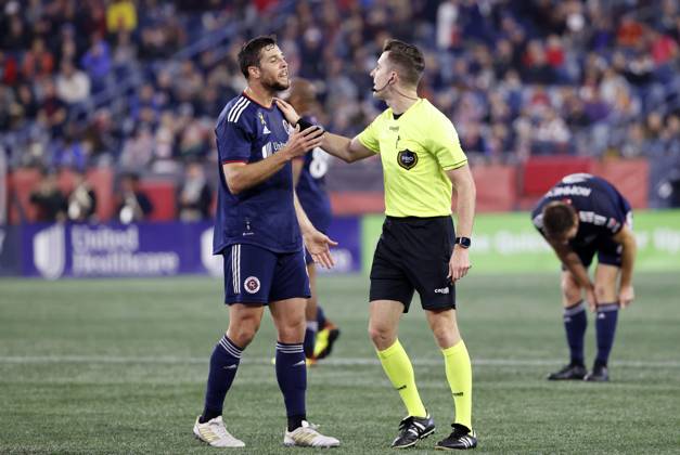 FOXBOROUGH, MA - SEPTEMBER 30: New England Revolution midfielder Matt Polster (8) lobbies referee Lukasz Szpala during a match between the New England Revolution and Charlotte FC on September 30, 2023 at Gillette Stadium in Foxborough, Massachusetts. (Photo by Fred Kfoury III Icon Sportswire) SOCCER: SEP 30 MLS, Fussball Herren, USA - New England Revolution vs Charlotte FC EDITORIAL USE ONLY Icon482230930081