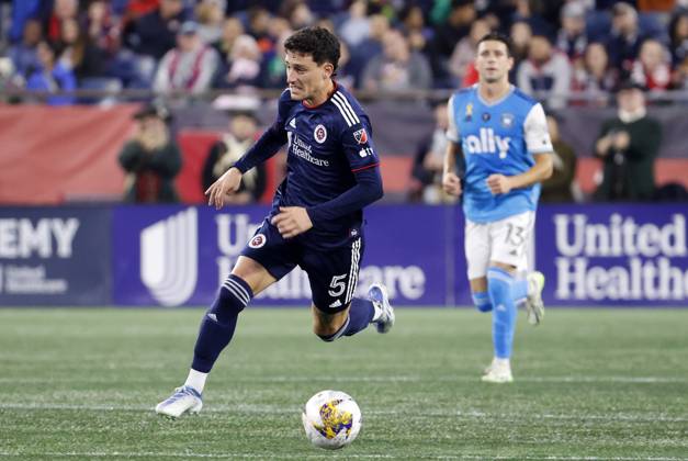 FOXBOROUGH, MA - SEPTEMBER 30: New England Revolution midfielder Tomas Chancalay (5) races up field during a match between the New England Revolution and Charlotte FC on September 30, 2023 at Gillette Stadium in Foxborough, Massachusetts. (Photo by Fred Kfoury III Icon Sportswire) SOCCER: SEP 30 MLS, Fussball Herren, USA - New England Revolution vs Charlotte FC EDITORIAL USE ONLY Icon482230930084