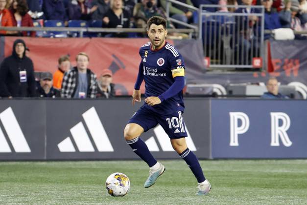 FOXBOROUGH, MA - SEPTEMBER 30: New England Revolution forward Carles Gil (10) looks for help during a match between the New England Revolution and Charlotte FC on September 30, 2023 at Gillette Stadium in Foxborough, Massachusetts. (Photo by Fred Kfoury III Icon Sportswire) SOCCER: SEP 30 MLS, Fussball Herren, USA - New England Revolution vs Charlotte FC EDITORIAL USE ONLY Icon482230930085