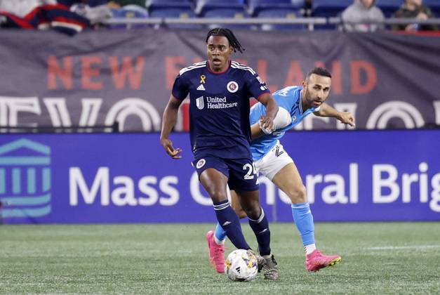 FOXBOROUGH, MA - SEPTEMBER 30: New England Revolution midfielder DeJuan Jones (24) escapes from Charlotte FC forward Justin Meram (22) during a match between the New England Revolution and Charlotte FC on September 30, 2023 at Gillette Stadium in Foxborough, Massachusetts. (Photo by Fred Kfoury III Icon Sportswire) SOCCER: SEP 30 MLS, Fussball Herren, USA - New England Revolution vs Charlotte FC EDITORIAL USE ONLY Icon482230930087
