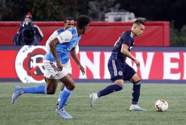 FOXBOROUGH, MA - SEPTEMBER 30: New England Revolution forward Bobby Wood (17) watched by Charlotte FC defender Adilson Malanda (29) during a match between the New England Revolution and Charlotte FC on September 30, 2023 at Gillette Stadium in Foxborough, Massachusetts. (Photo by Fred Kfoury III Icon Sportswire) SOCCER: SEP 30 MLS, Fussball Herren, USA - New England Revolution vs Charlotte FC EDITORIAL USE ONLY Icon482230930100