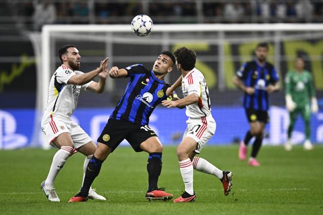 FC Internazionale v SL Benfica - UEFA Champions League Lautaro Martinez (C) of FC Internazionale comeptes for the ball with Orkun Kokcu (L) and Joao Neves of SL Benfica during the UEFA Champions League football match between FC Internazionale and SL Benfica. Milan Italy Copyright: xNicolòxCampox