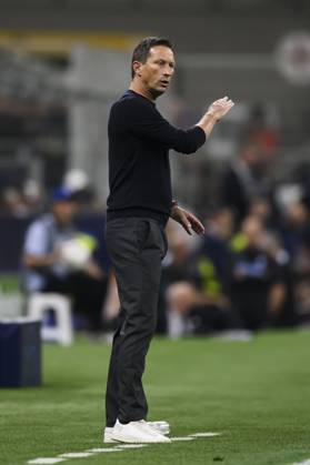 FC Internazionale v SL Benfica - UEFA Champions League Roger Schmidt, head coach of SL Benfica, gestures during the UEFA Champions League football match between FC Internazionale and SL Benfica. Milan Italy Copyright: xNicolòxCampox