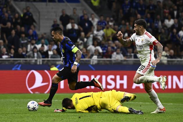 FC Internazionale v SL Benfica - UEFA Champions League Lautaro Martinez of FC Internazionale competes for the ball with Anatoliy Trubin of SL Benfica and Joao Mario of SL Benfica during the UEFA Champions League football match between FC Internazionale and SL Benfica. Milan Italy Copyright: xNicolòxCampox