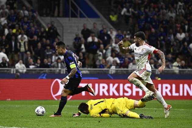 FC Internazionale v SL Benfica - UEFA Champions League Lautaro Martinez of FC Internazionale competes for the ball with Anatoliy Trubin of SL Benfica and Joao Mario of SL Benfica during the UEFA Champions League football match between FC Internazionale and SL Benfica. Milan Italy Copyright: xNicolòxCampox
