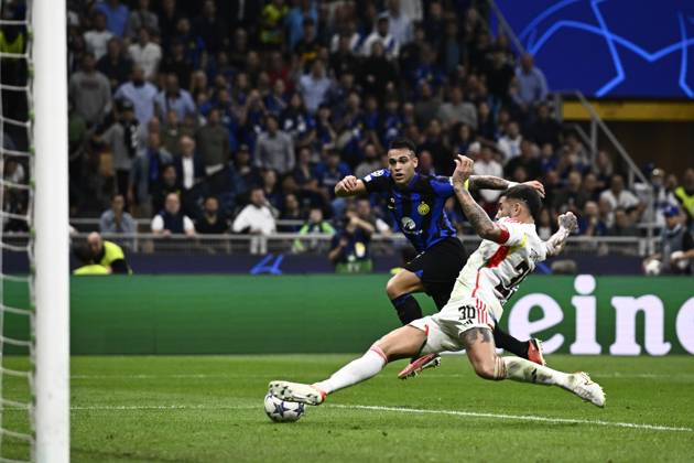 FC Internazionale v SL Benfica - UEFA Champions League Nicolas Otamendi of SL Benfica saves on Lautaro Martinez of FC Internazionale during the UEFA Champions League football match between FC Internazionale and SL Benfica. Milan Italy Copyright: xNicolòxCampox