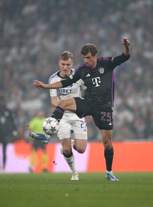 03 10 2023, Football UEFA Champions League 2023 2024, Group stage, Matchday 2, FC Copenhagen FC Bayern Munich, at Parken Stadion Copenhagen L R Valdemar Lund FC Copenhagen vs Thomas Müller Bayern Munich DFL and DFB regulations prohibit any use of photographs as image sequences and or quasi video