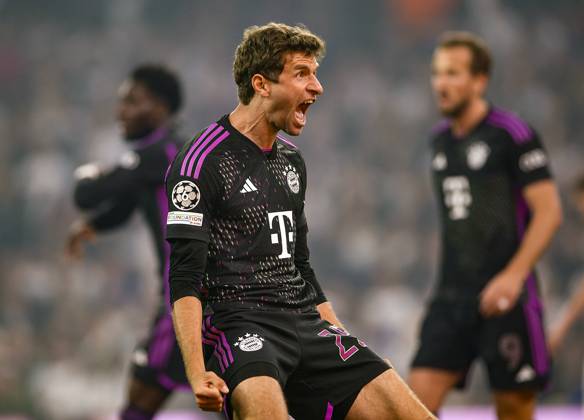 03 10 2023, football UEFA Champions League 2023 2024, group stage, matchday 2, FC Copenhagen FC Bayern Munich, in the parking stadium Copenhagen cheering Thomas Müller Bayern Munich to the goal to 1 2 DFL and DFB regulations prohibit any use of photographs as image sequences and or quasi video