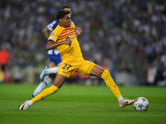 FC Porto x FC Barcelona, Barca - UEFA Champions League 23 24 Lamine Yamal do FC Barcelona durante partida entre FC Porto x FC Barcelona valida pela Uefa Champions League 23 24 no Estadio do Dragao, Porto , Portugal (Foto de Pedro Loureiro Avant Sports) Porto Estadio do Dragao Portugal Copyright: xPedroxLoureirox xAvantxSportsx