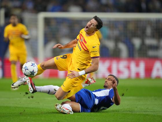 FC Porto x FC Barcelona, Barca - UEFA Champions League 23 24 Robert Lewandowski do FC Barcelona e David Carmo do FC Porto em duelo durante partida entre FC Porto x FC Barcelona valida pela Uefa Champions League 23 24 no Estadio do Dragao, Porto , Portugal (Foto de Pedro Loureiro Avant Sports) Porto Estadio do Dragao Portugal Copyright: xPedroxLoureirox xAvantxSportsx