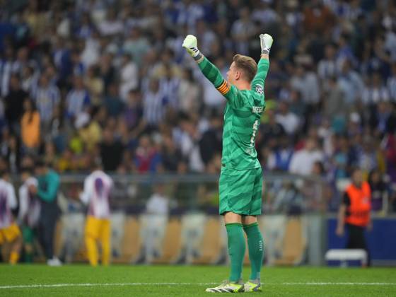 FC Porto x FC Barcelona, Barca - UEFA Champions League 23 24 Marc Ter Stegen do FC Barcelona celebra durante partida entre FC Porto x FC Barcelona valida pela Uefa Champions League 23 24 no Estadio do Dragao, Porto , Portugal (Foto de Pedro Loureiro Avant Sports) Porto Estadio do Dragao Portugal Copyright: xPedroxLoureirox xAvantxSportsx