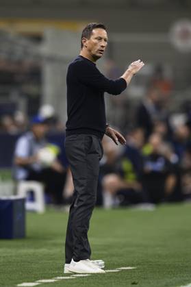 FC Internazionale v SL Benfica - UEFA Champions League Roger Schmidt, head coach of SL Benfica, gestures during the UEFA Champions League football match between FC Internazionale and SL Benfica. Milan Italy Copyright: xNicolòxCampox