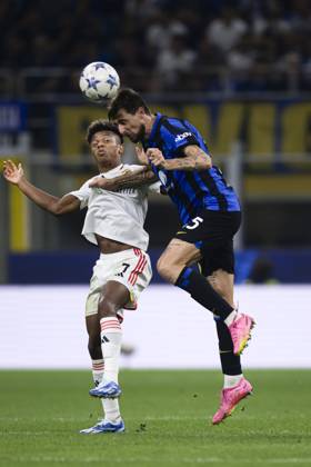 FC Internazionale v SL Benfica - UEFA Champions League Francesco Acerbi of FC Internazionale competes for a header with David Neres of SL Benfica during the UEFA Champions League football match between FC Internazionale and SL Benfica. Milan Italy Copyright: xNicolòxCampox